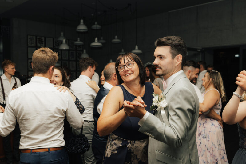 Hochzeitsgäste beim tanzen am Dinzler Irschenberg
