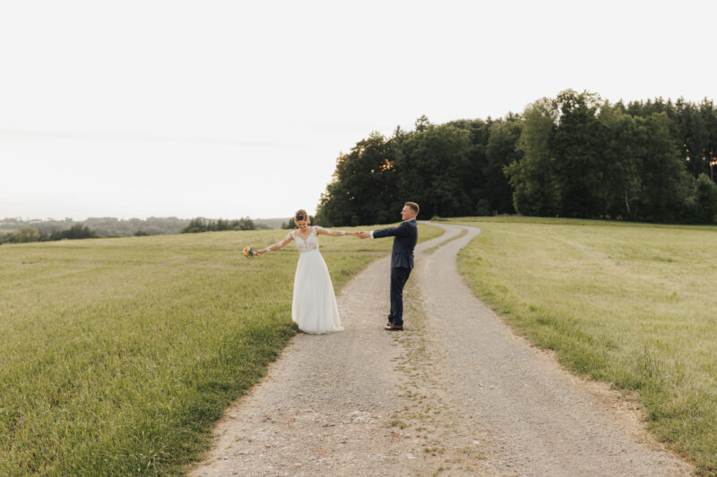 Brautpaar tanzt Brautpaarshooting zum Sonnenuntergang