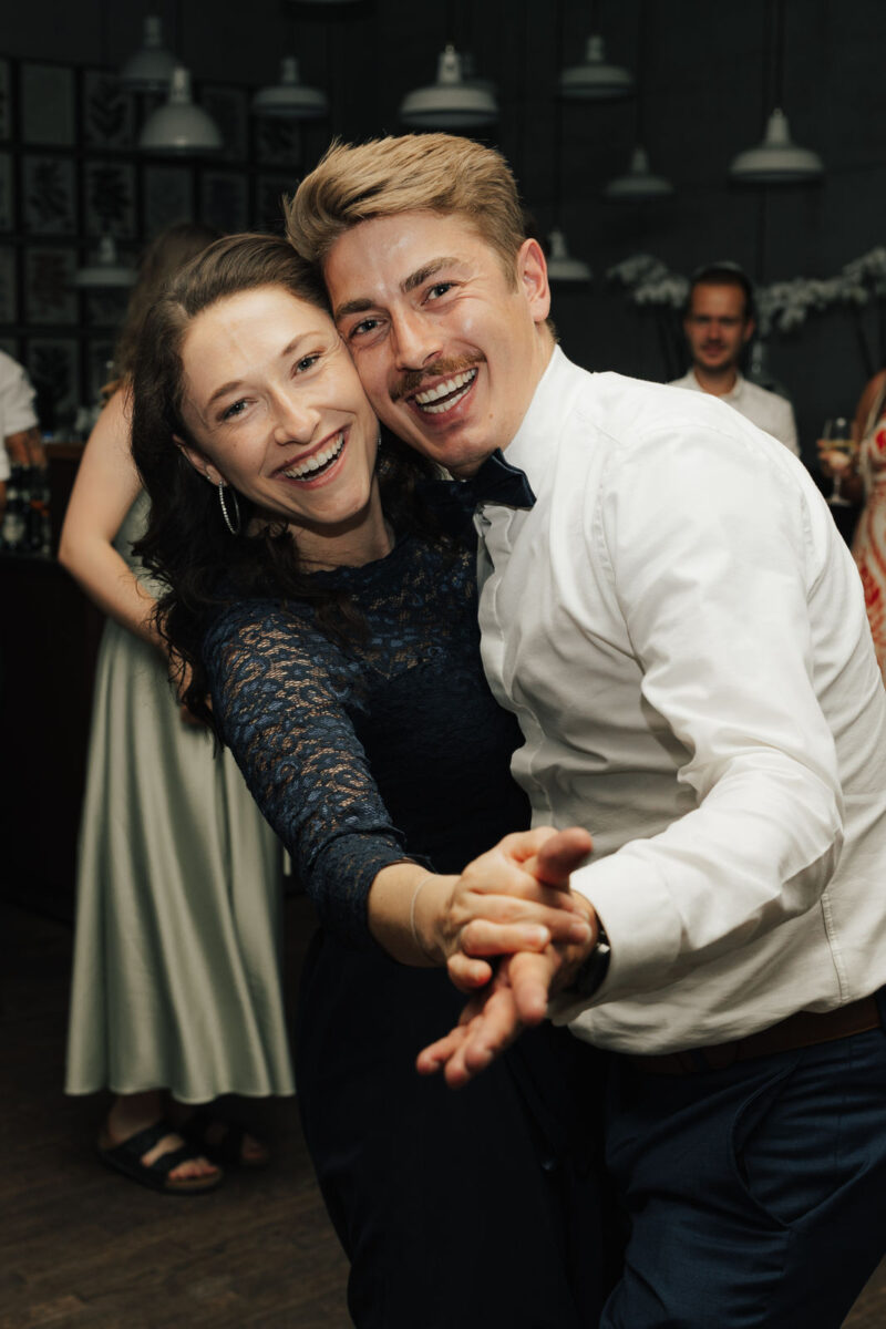 Hochzeitsgäste beim tanzen am Dinzler Irschenberg