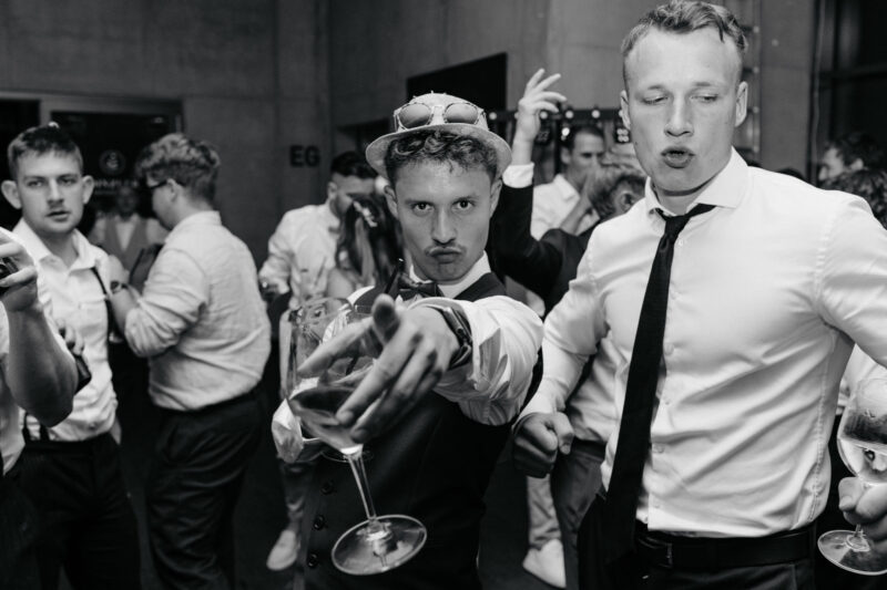 Hochzeitsgäste beim tanzen am Dinzler Irschenberg