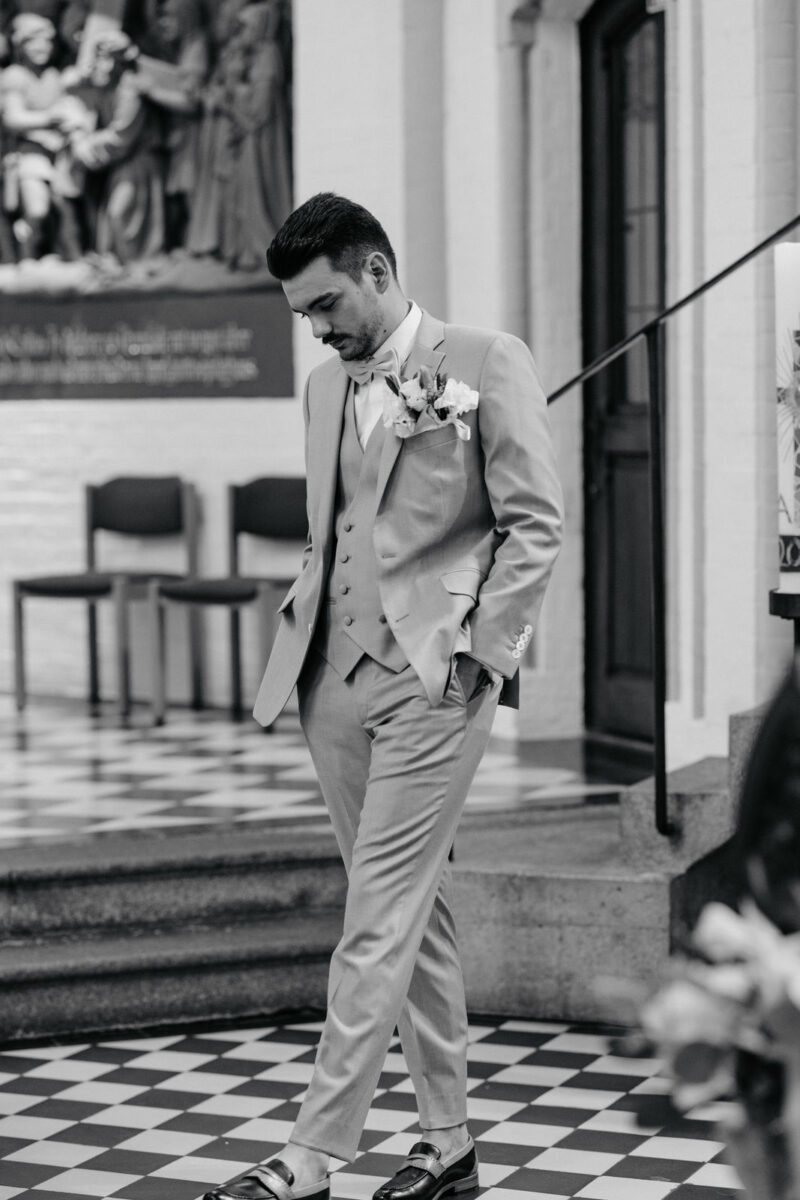 Bräutigam wartet in der Erlöserkirche Rosenheim auf die Braut zur Hochzeit