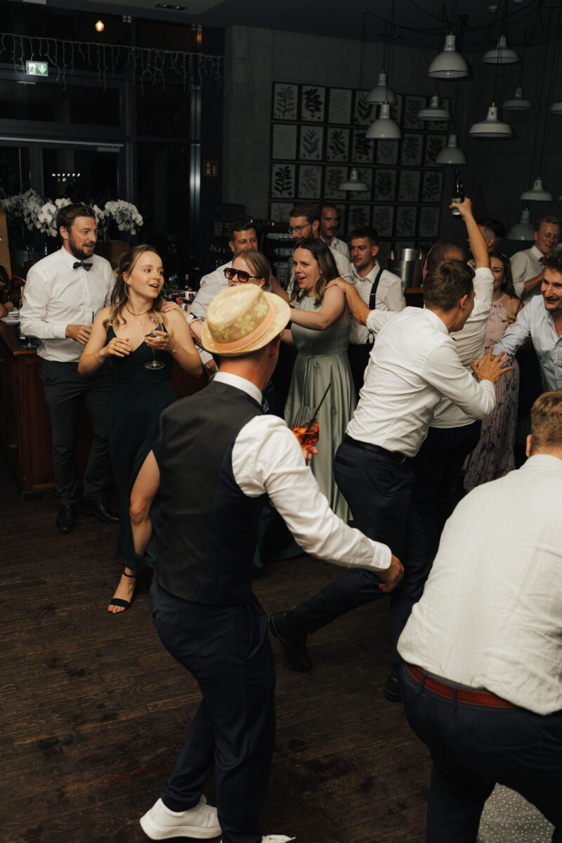 Hochzeitsgäste beim tanzen am Dinzler Irschenberg