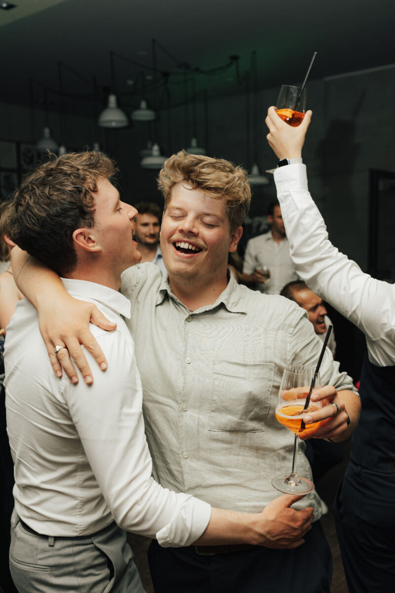 Hochzeitsgäste beim tanzen am Dinzler Irschenberg