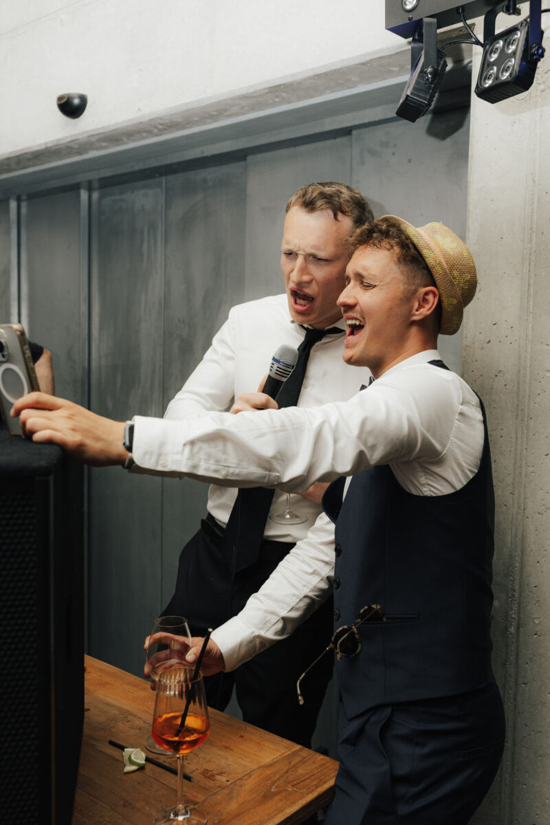 Hochzeitsgäste beim tanzen am Dinzler Irschenberg