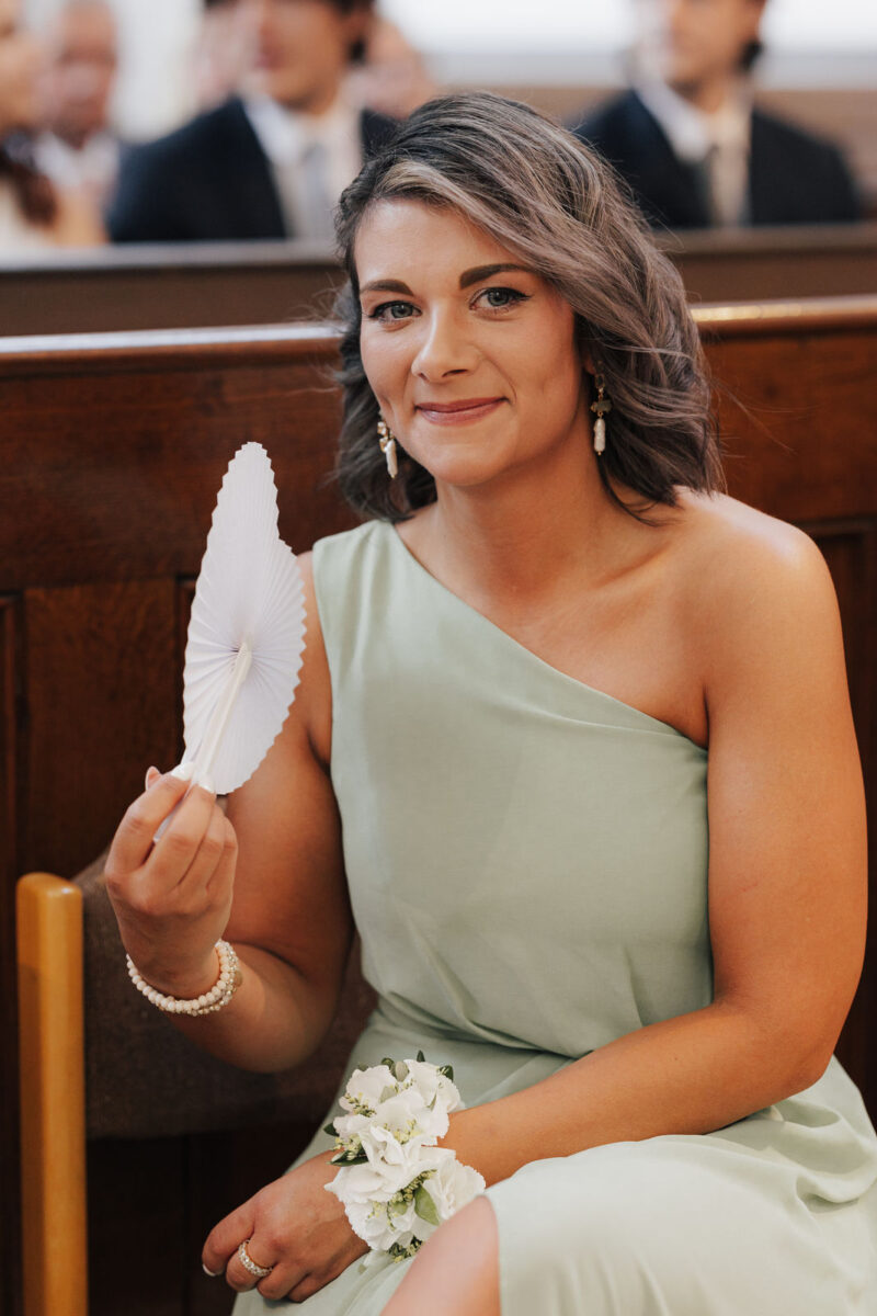 Portrait eines Hochzeitsgastes in der Erlöserkirche Rosenheim