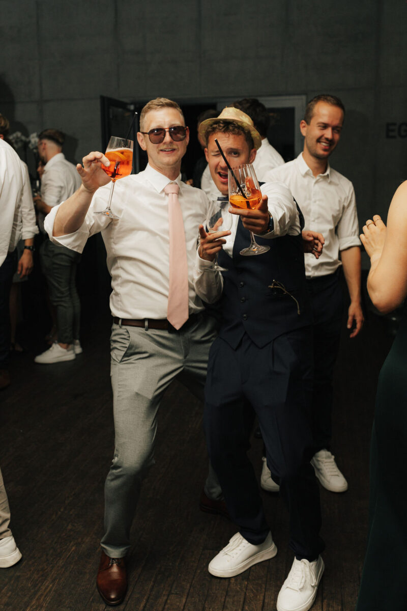 Hochzeitsgäste beim tanzen am Dinzler Irschenberg