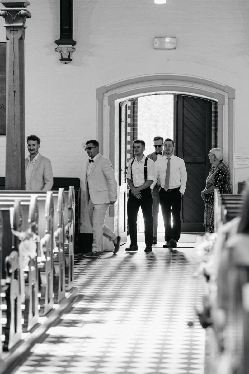 Hochzeitsgäste betreten die Erlöserkirche Rosenheim zur Trauung