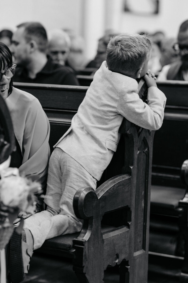 Ein Hochzeitsgast in der Erlöserkirche Rosenheim.