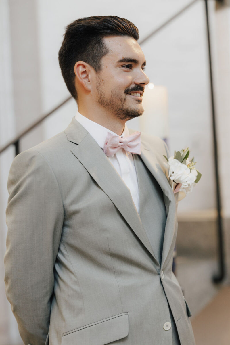 Bräutigam sieht zum ersten Mal die Braut in der Erlöserkirche Rosenheim auf die Braut zur Hochzeit