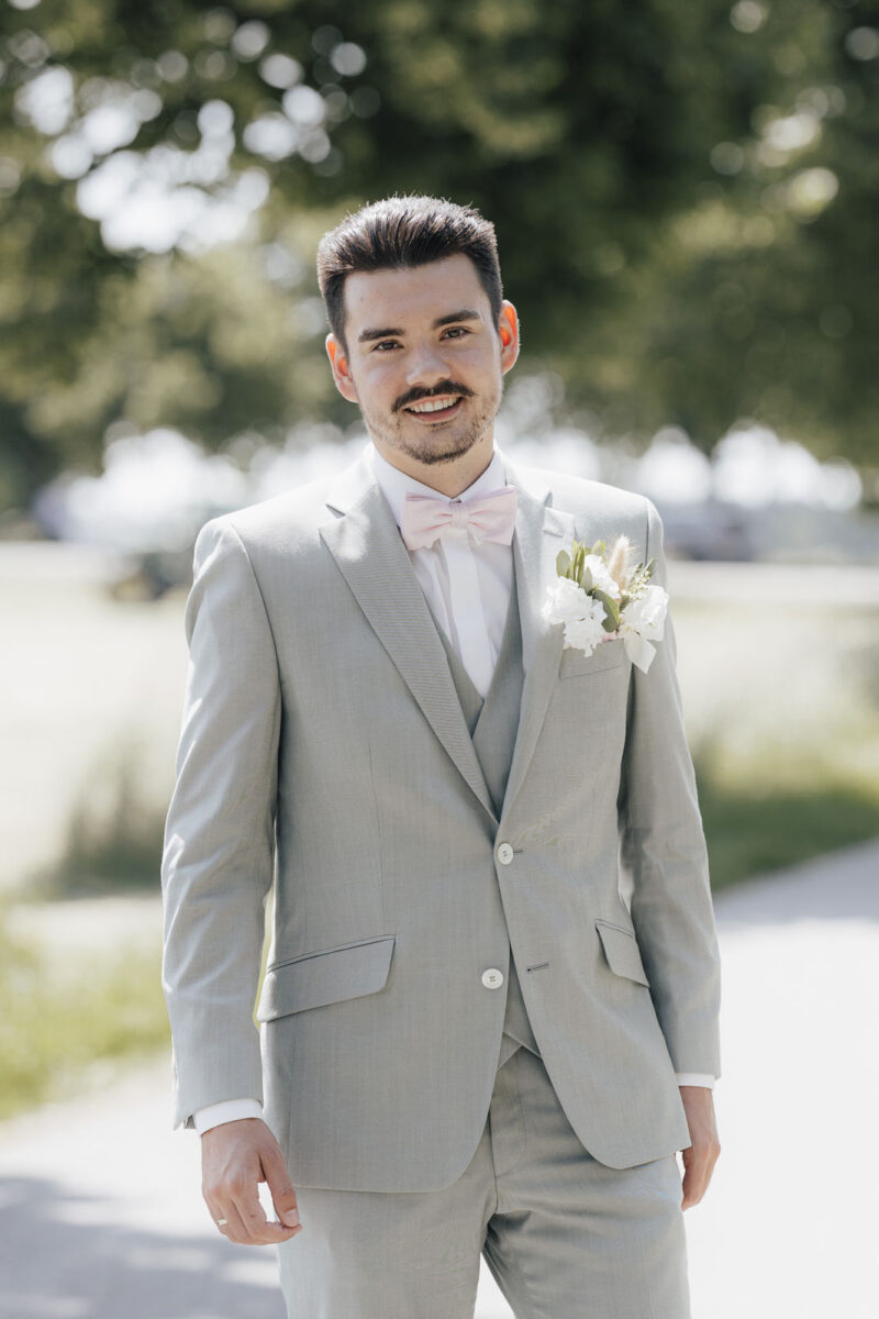 Portrait des Bräutigam beim Hochzeitsshooting
