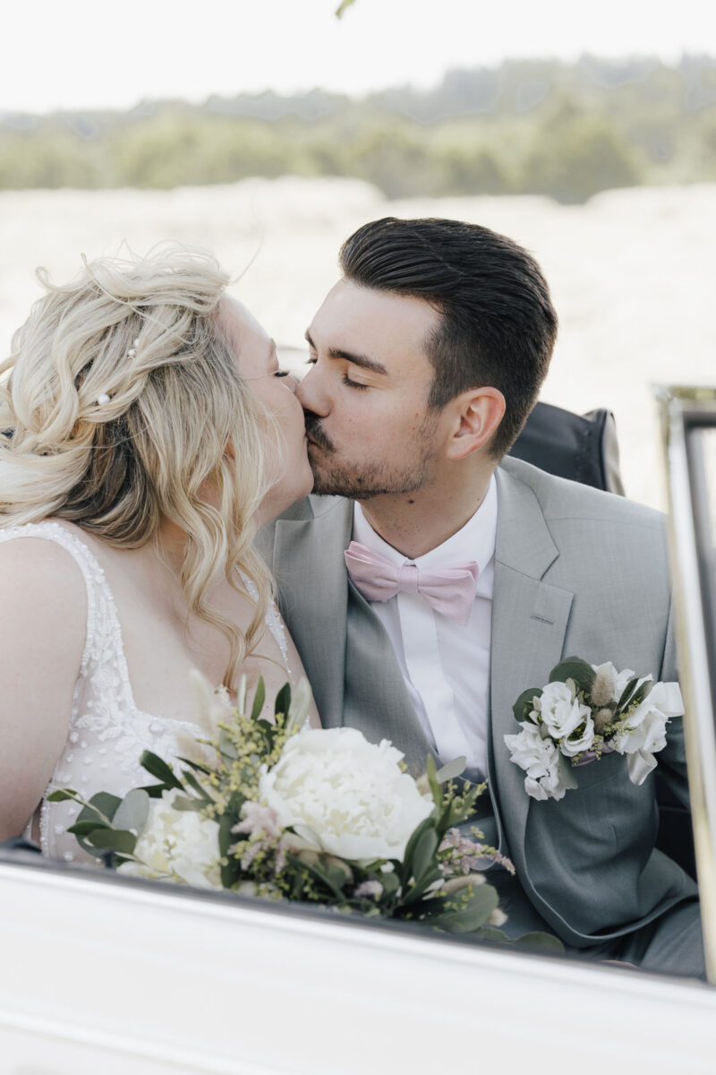 Brautpaar küsst sich beim Brautpaashooting