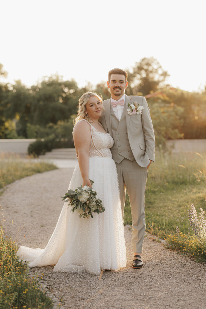 Brautpaar beim Sunsetshooting an der Hochzeitslocation Dinzler Irschenberg