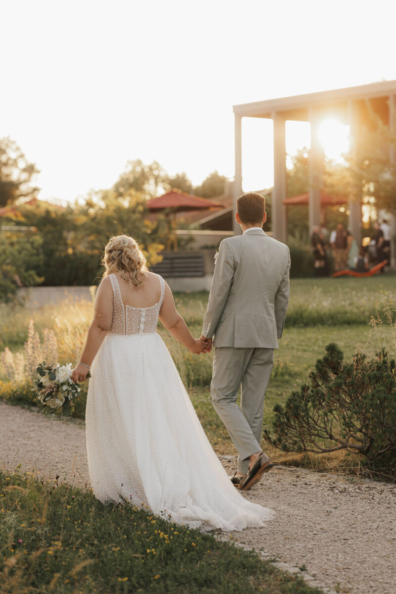 Brautpaar genießt den Sonnenuntergang bei der Hochzeit im Dinzler Irschenberg
