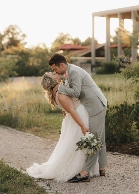Brautpaar küsst sich im Abendlicht bei der Hochzeit am Dinzler Irschenberg