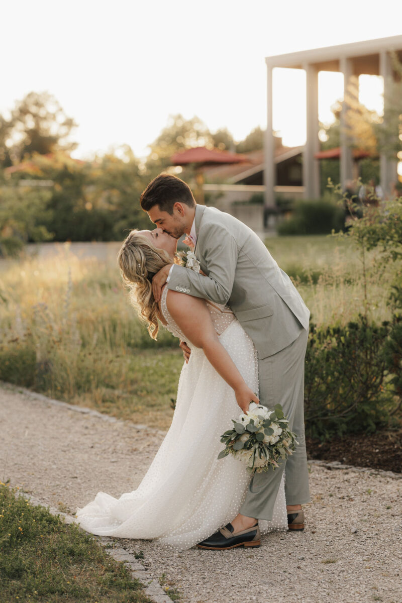 Brautpaar küsst sich im Abendlicht bei der Hochzeit am Dinzler Irschenberg