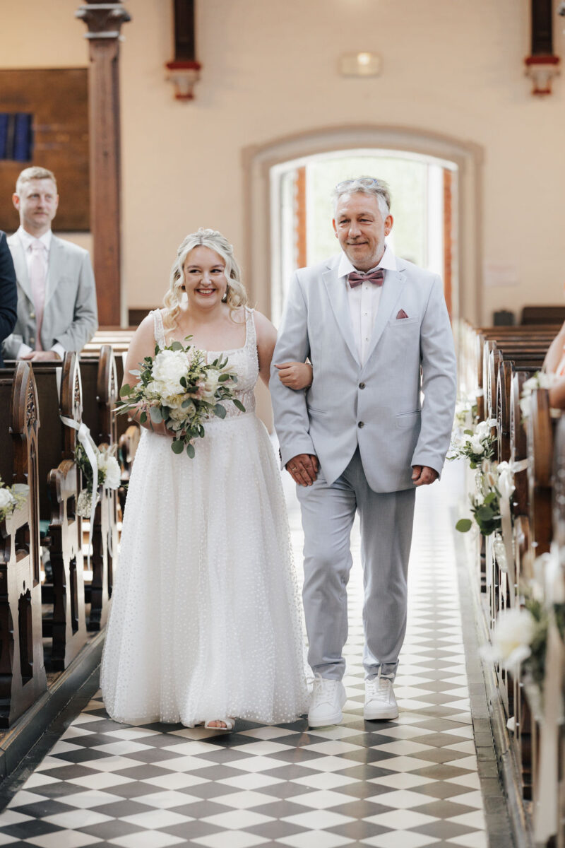 Braut betritt mit ihrem Vater die Erlöserkirche Rosenheim zur Hochzeit
