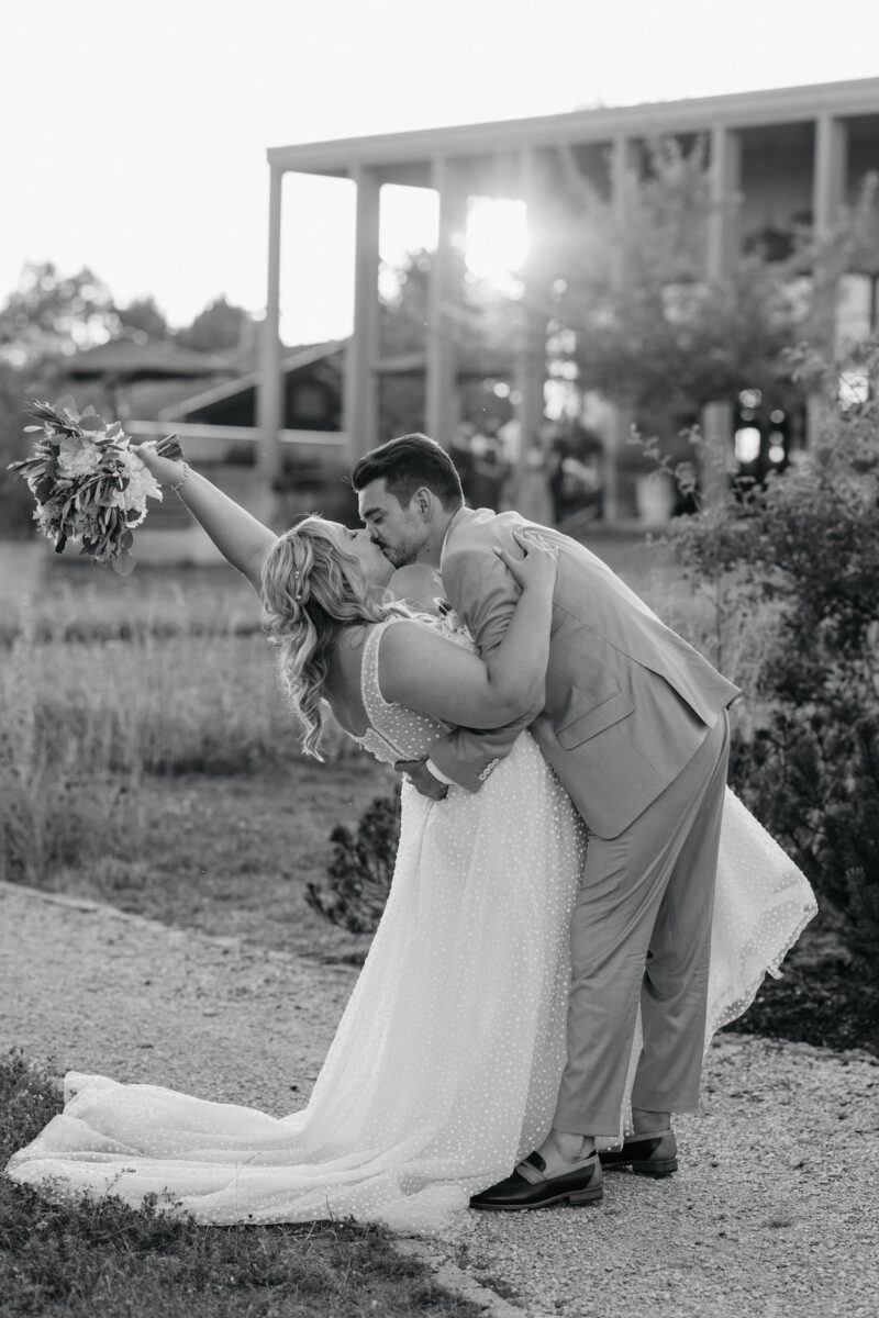 Braut und Bräutigam beim romantischen Fotoshooting im Sonnenuntergang am Dinzler Irschenberg