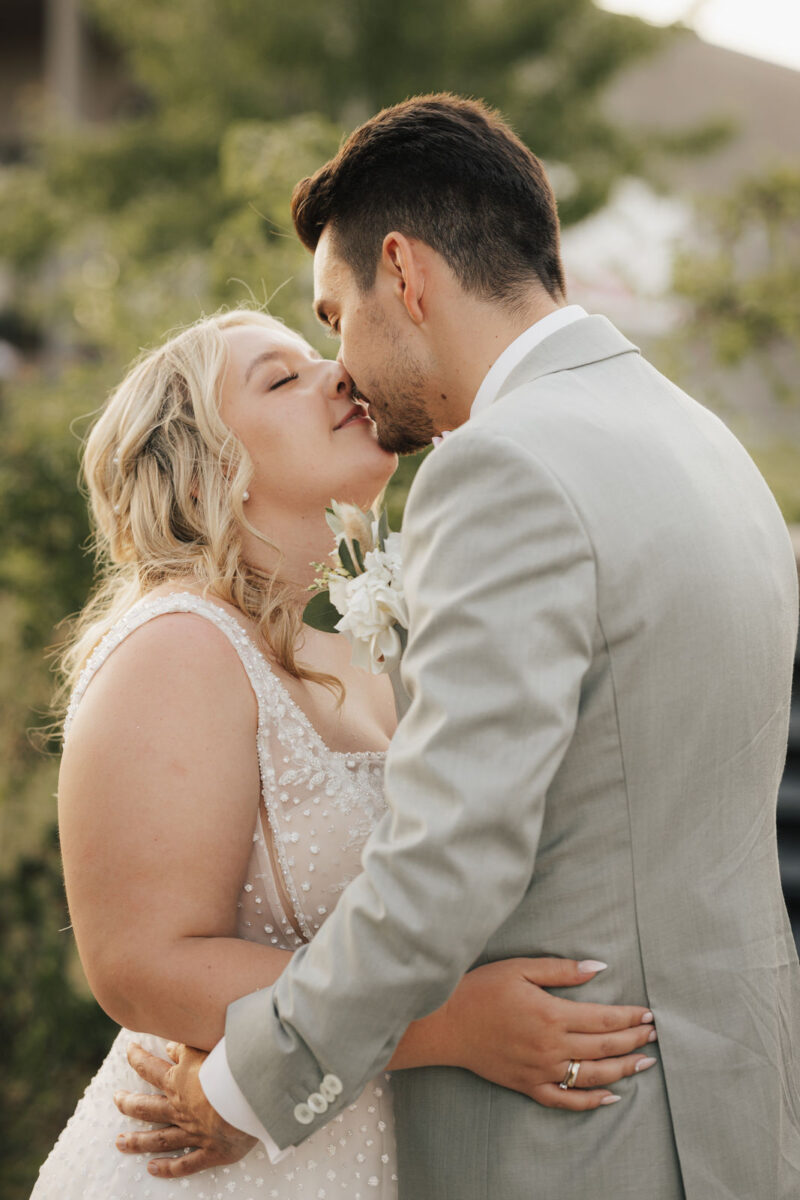 Braut und Bräutigam beim romantischen Fotoshooting im Sonnenuntergang am Dinzler Irschenberg
