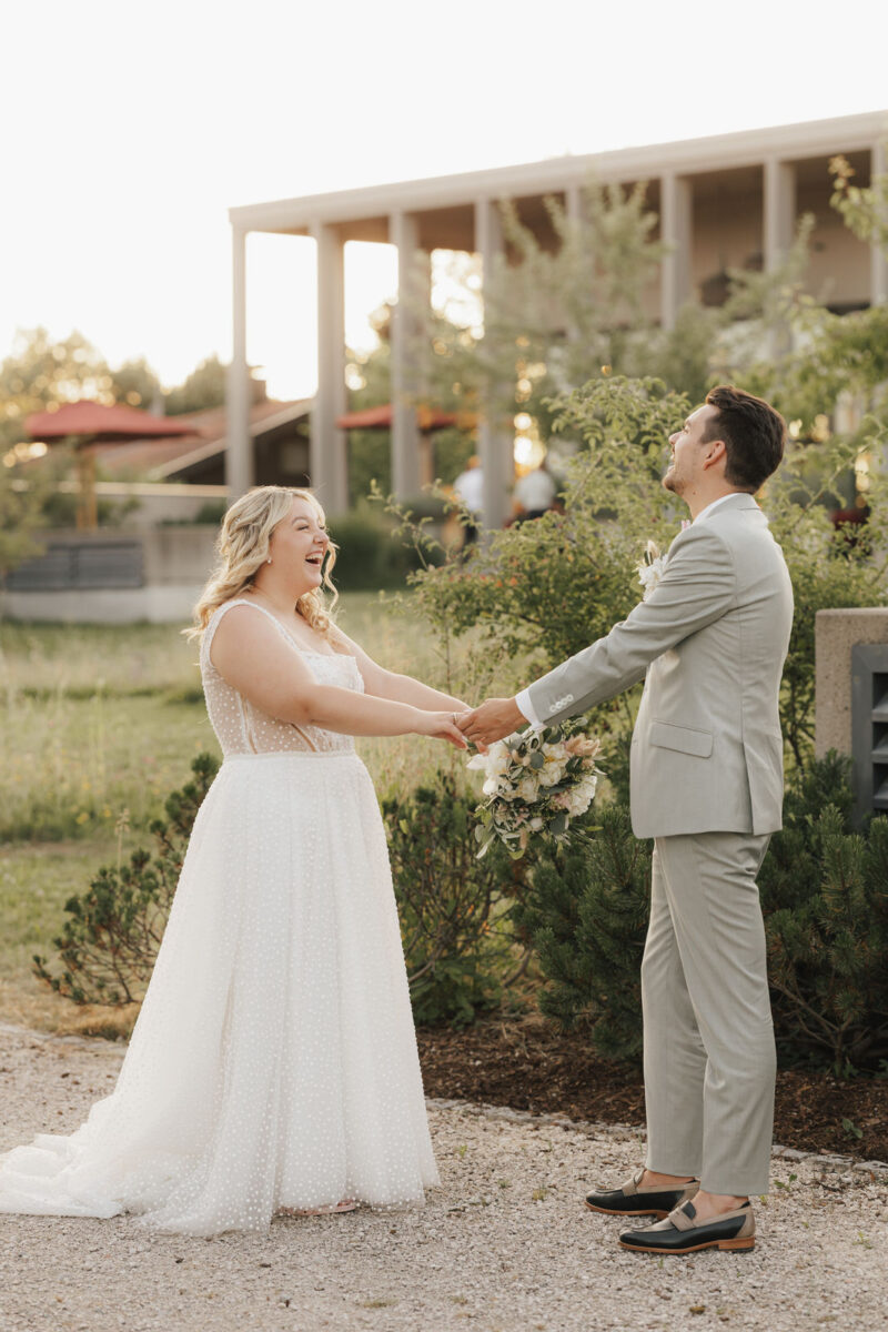 Romantisches Paarshooting im Sonnenuntergang bei der Hochzeit am Dinzler Irschenberg