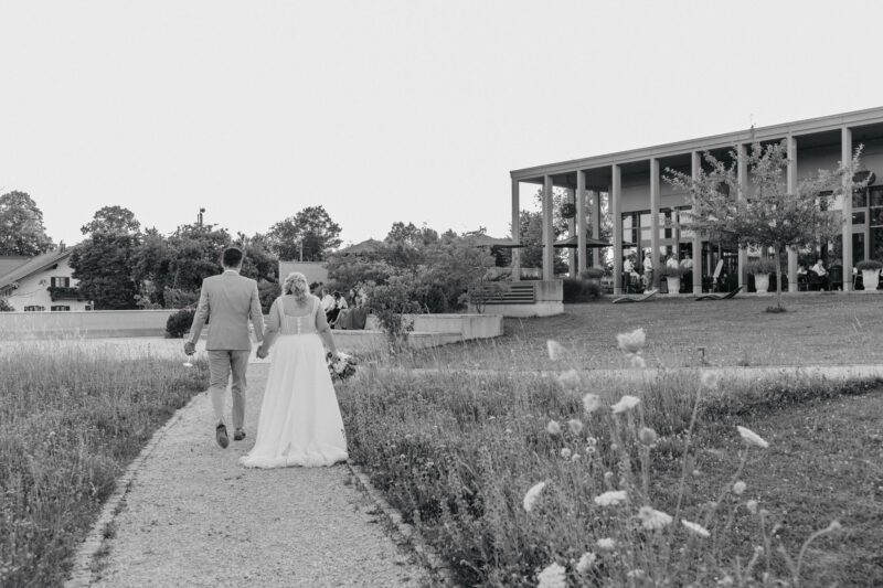 Braut und Bräutigam beim romantischen Fotoshooting im Sonnenuntergang am Dinzler Irschenberg