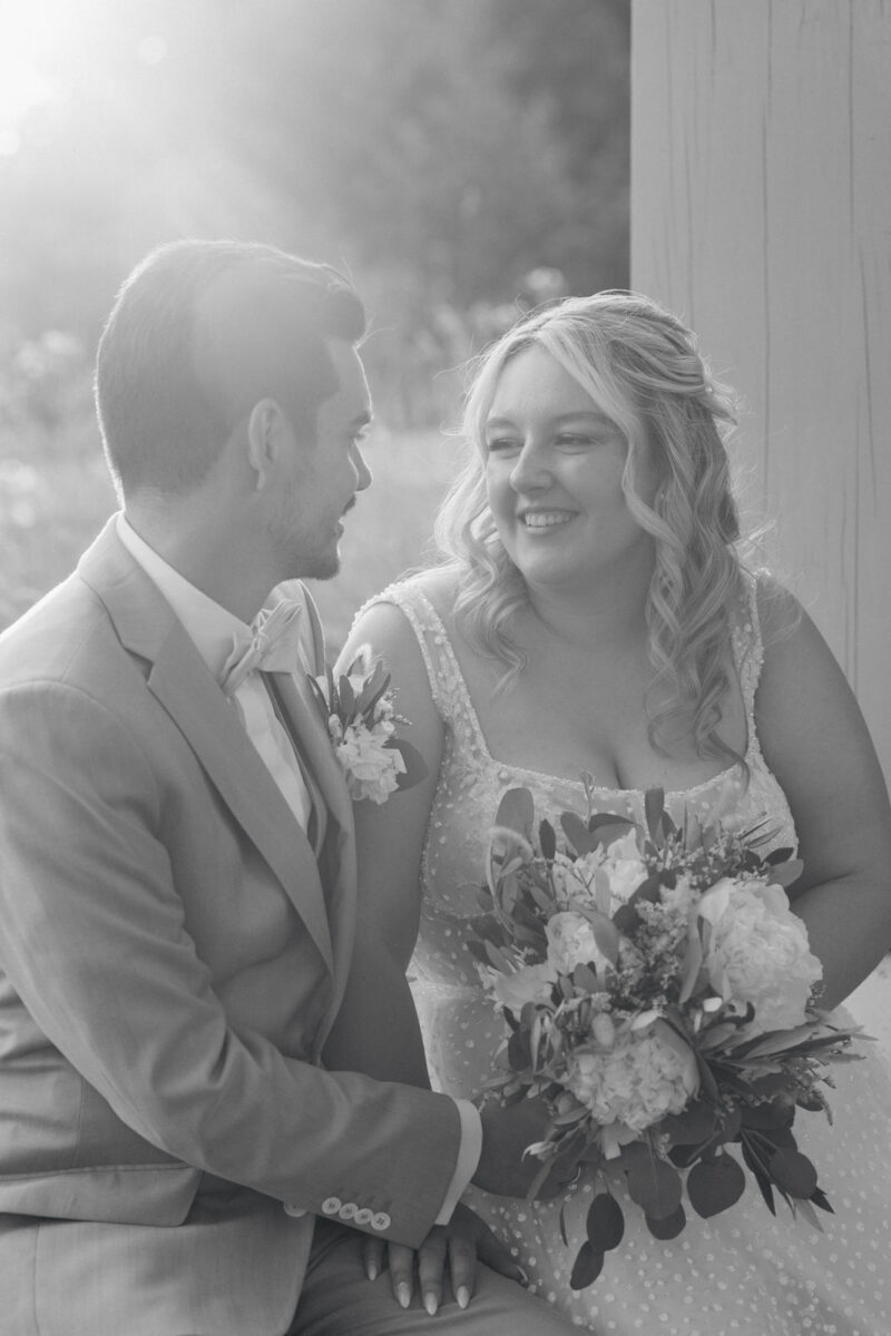 Braut und Bräutigam beim Fotoshooting im Sonnenuntergang am Dinzler Irschenberg