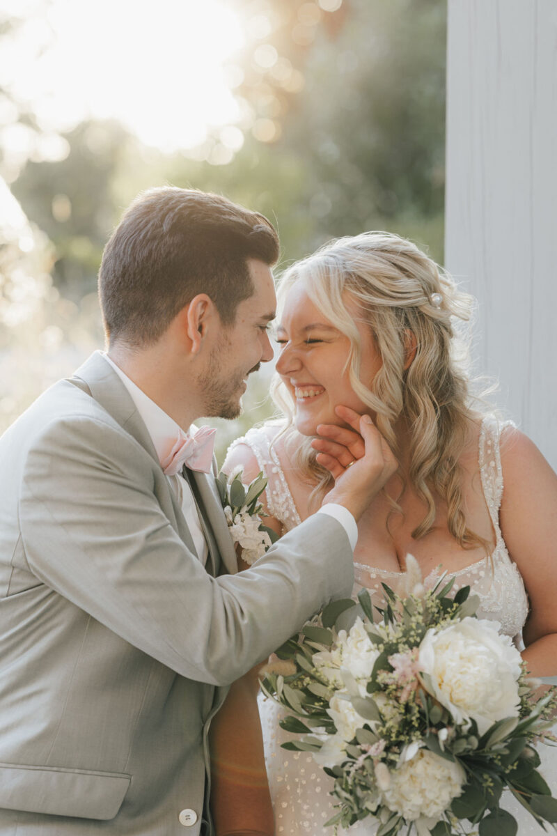 Braut und Bräutigam beim romantischen Fotoshooting im Sonnenuntergang am Dinzler Irschenberg