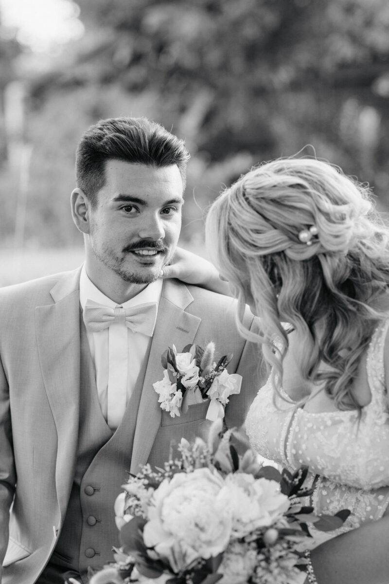 Braut und Bräutigam beim romantischen Fotoshooting im Sonnenuntergang am Dinzler Irschenberg