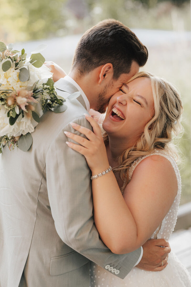 Braut und Bräutigam beim romantischen Fotoshooting im Sonnenuntergang am Dinzler Irschenberg