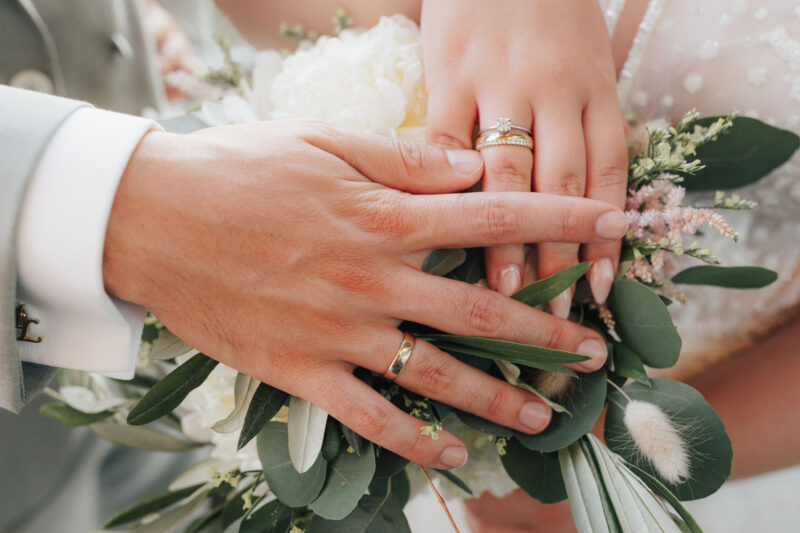 Detailbild Eheringe und Brautstrauß