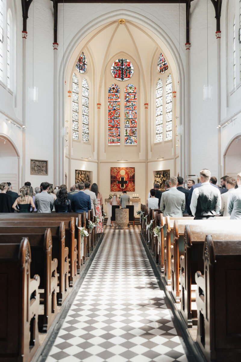 Erlöserkirche Rosenheim während einer Hochzeitszeremonie