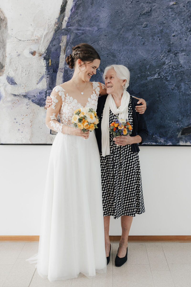 Die Braut und ein Familienmitglied, ganz herzlich nach der Trauung