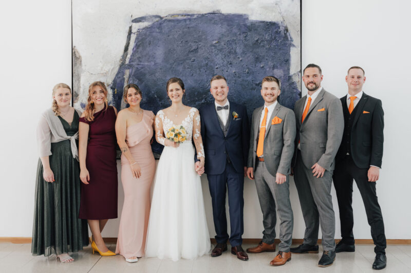Brautpaar mit Freunden bei der Hochzeit im Rathaus Bad Aibling