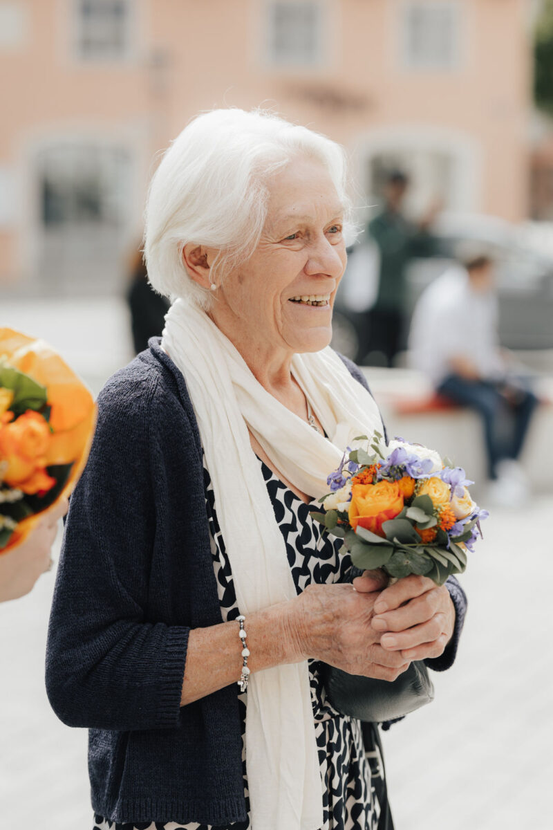 Hochzeitsgast blickt zur Braut am Marienplatz in Bad Aibling.
