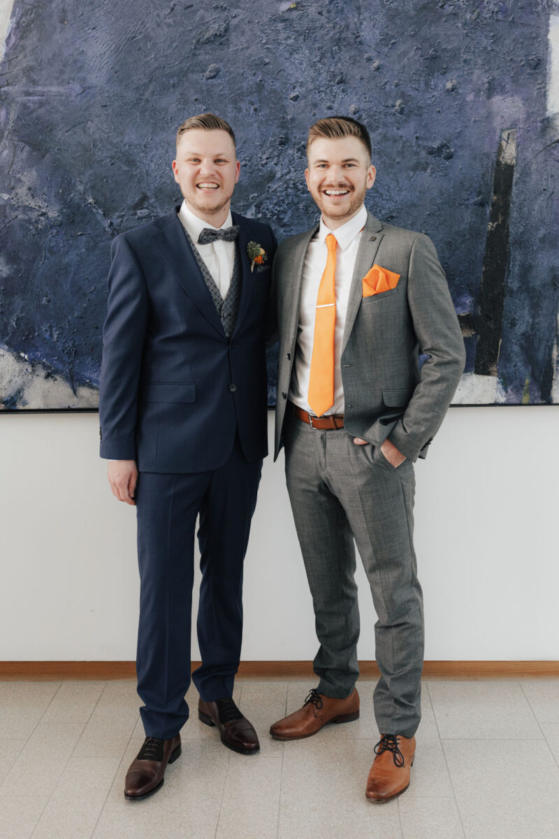 Bräutigam mit seinem Trauzeugen im Rathaus in Bad Aibling