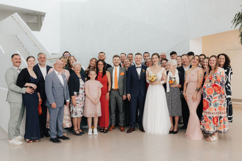 Gruppenbild der Hochzeitsgesellschaft im Rathaus in Bad Aibling