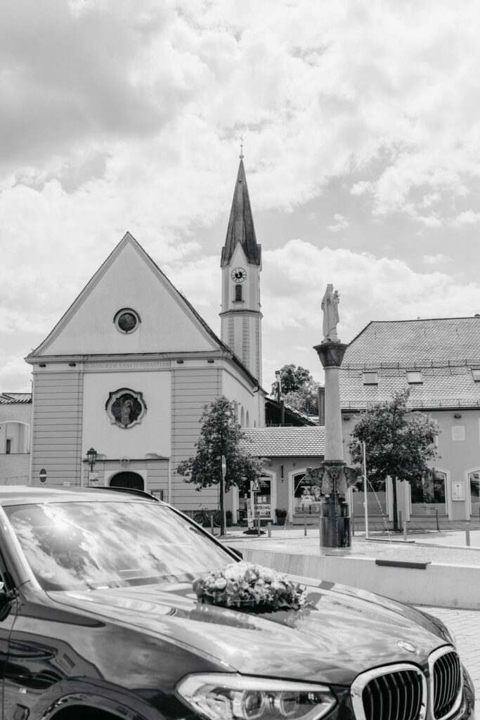 Brautauto steht auf dem Marienplatz. Im Hintergrund der Brunnen und die Kirche