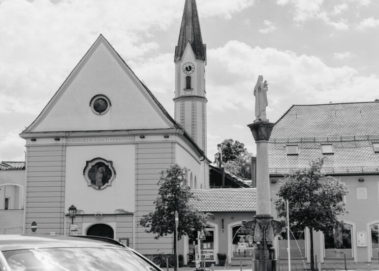 Brautauto steht auf dem Marienplatz. Im Hintergrund der Brunnen und die Kirche