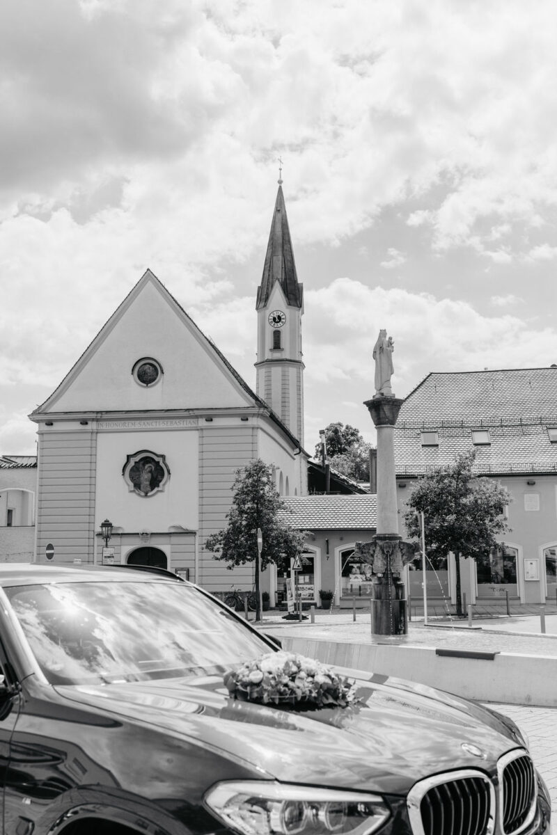 Brautauto steht auf dem Marienplatz. Im Hintergrund der Brunnen und die Kirche
