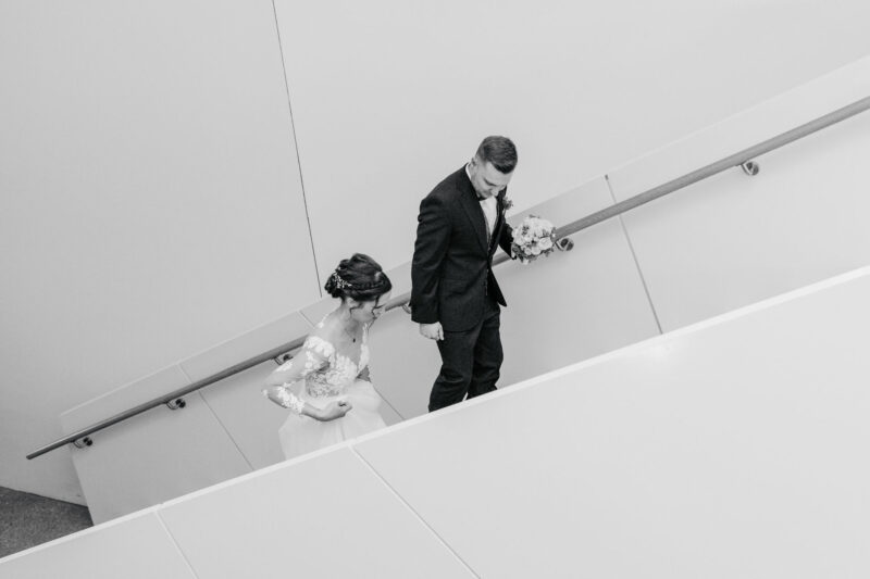 Das Brautpaar auf dem Weg ins Standesamt Bad Aibling