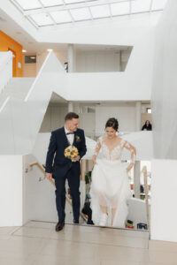 Das Brautpaar auf dem Weg ins Standesamt Bad Aibling