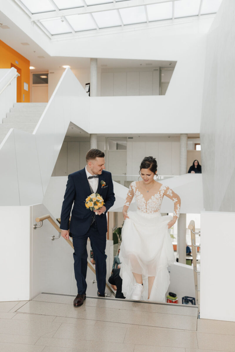 Das Brautpaar auf dem Weg ins Standesamt Bad Aibling