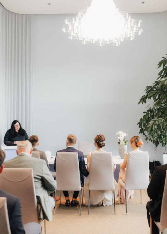 Blick auf das Brautpaar im Trausaal während der standesamtlichen Trauung in Bad Aibling – Hochzeitsfotografie