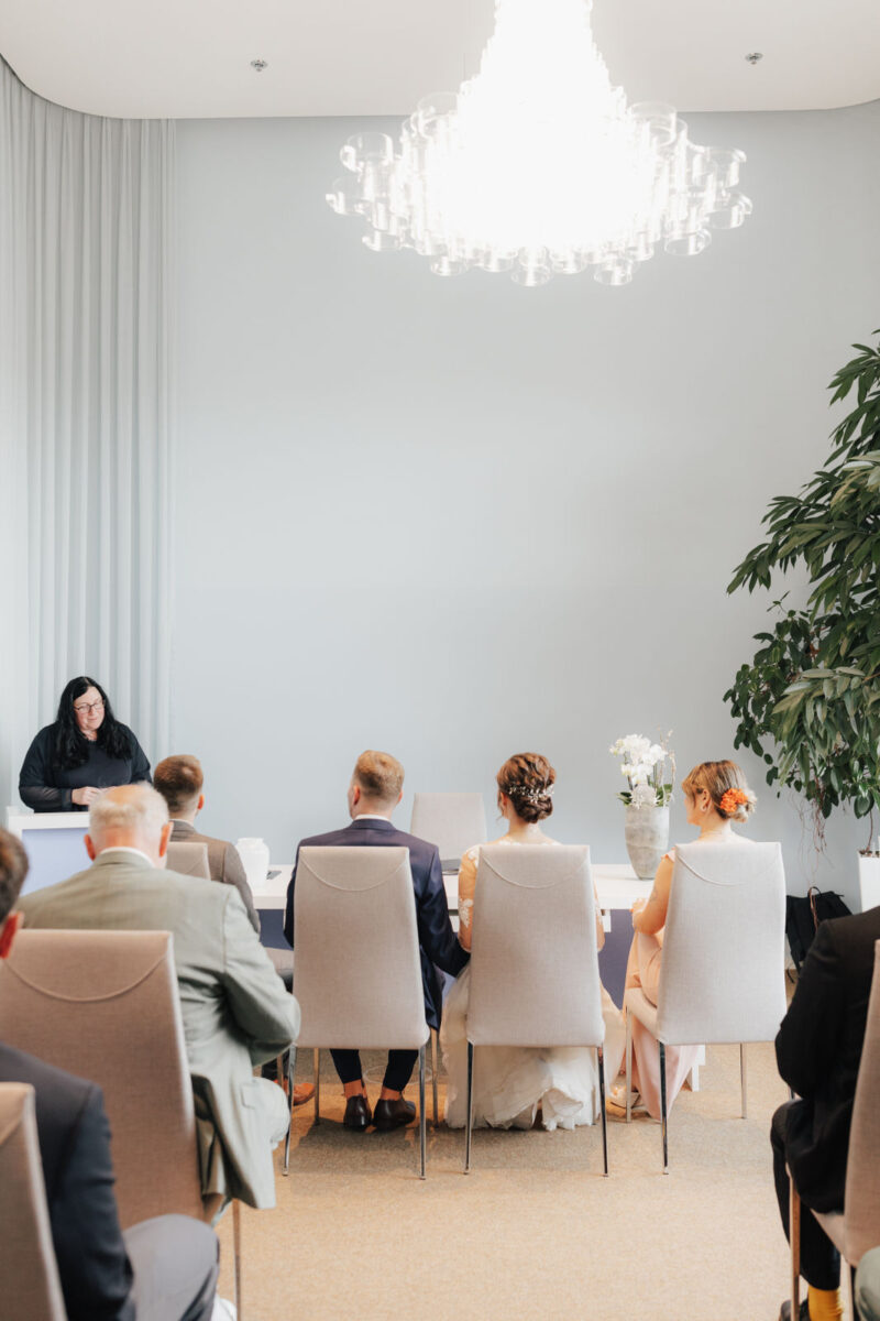 Blick auf das Brautpaar im Trausaal während der standesamtlichen Trauung in Bad Aibling – Hochzeitsfotografie