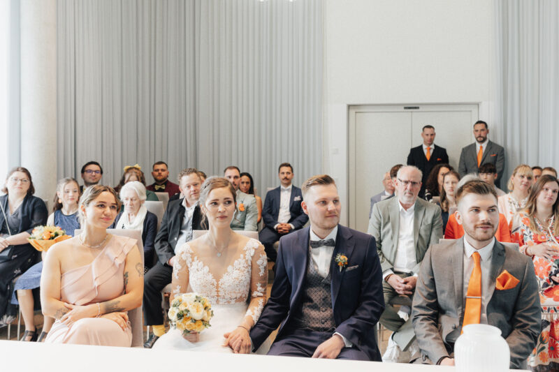 Das Brautpaar, die Trauzeugen und die Hochzeitsgesellschaft während der standesamtlichen Trauung im Standesamt Bad Aibling