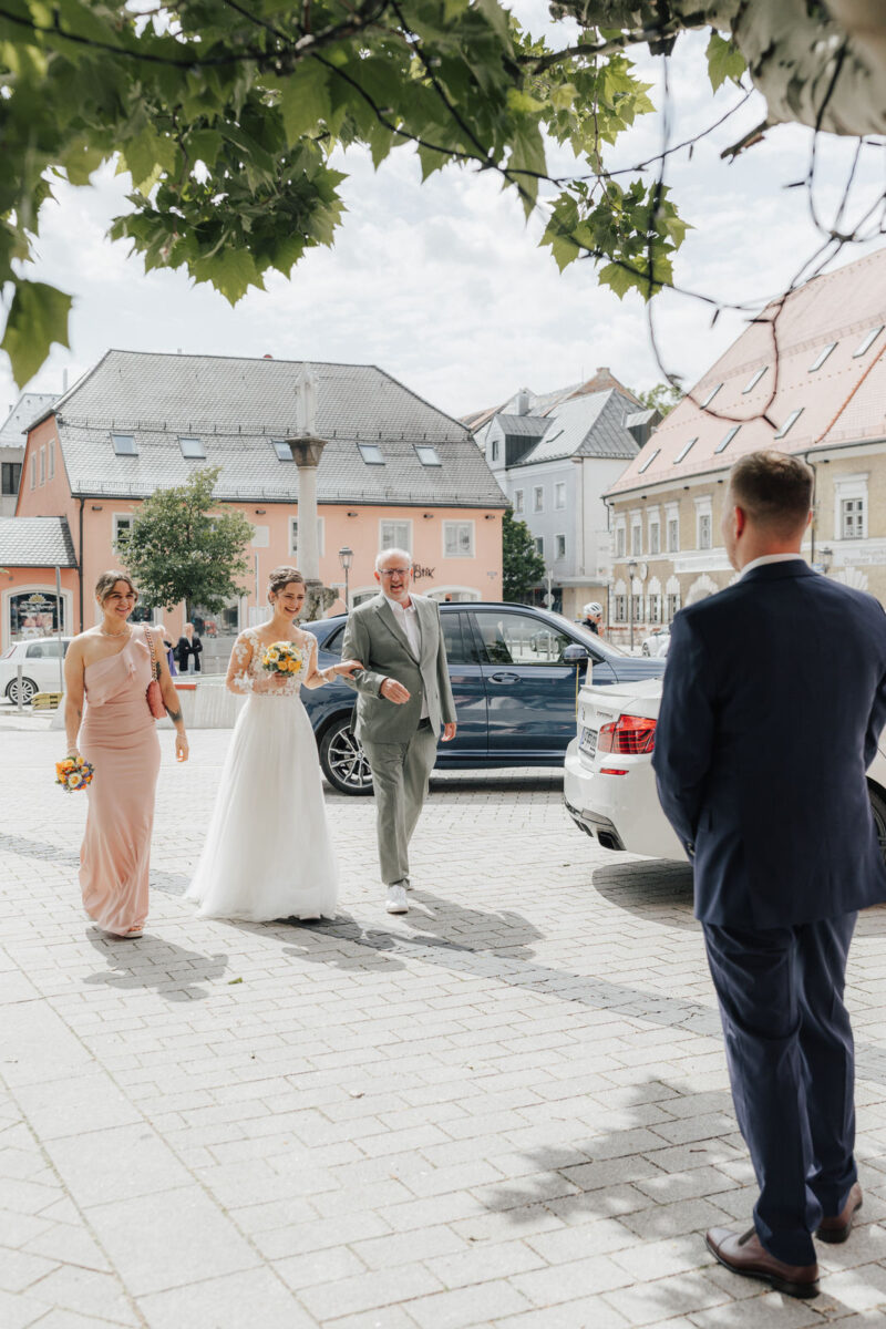 Erster Blick: Das Brautpaar sieht sich zum ersten Mal am Marienplatz in Bad Aibling – emotionale Hochzeitsfotografie