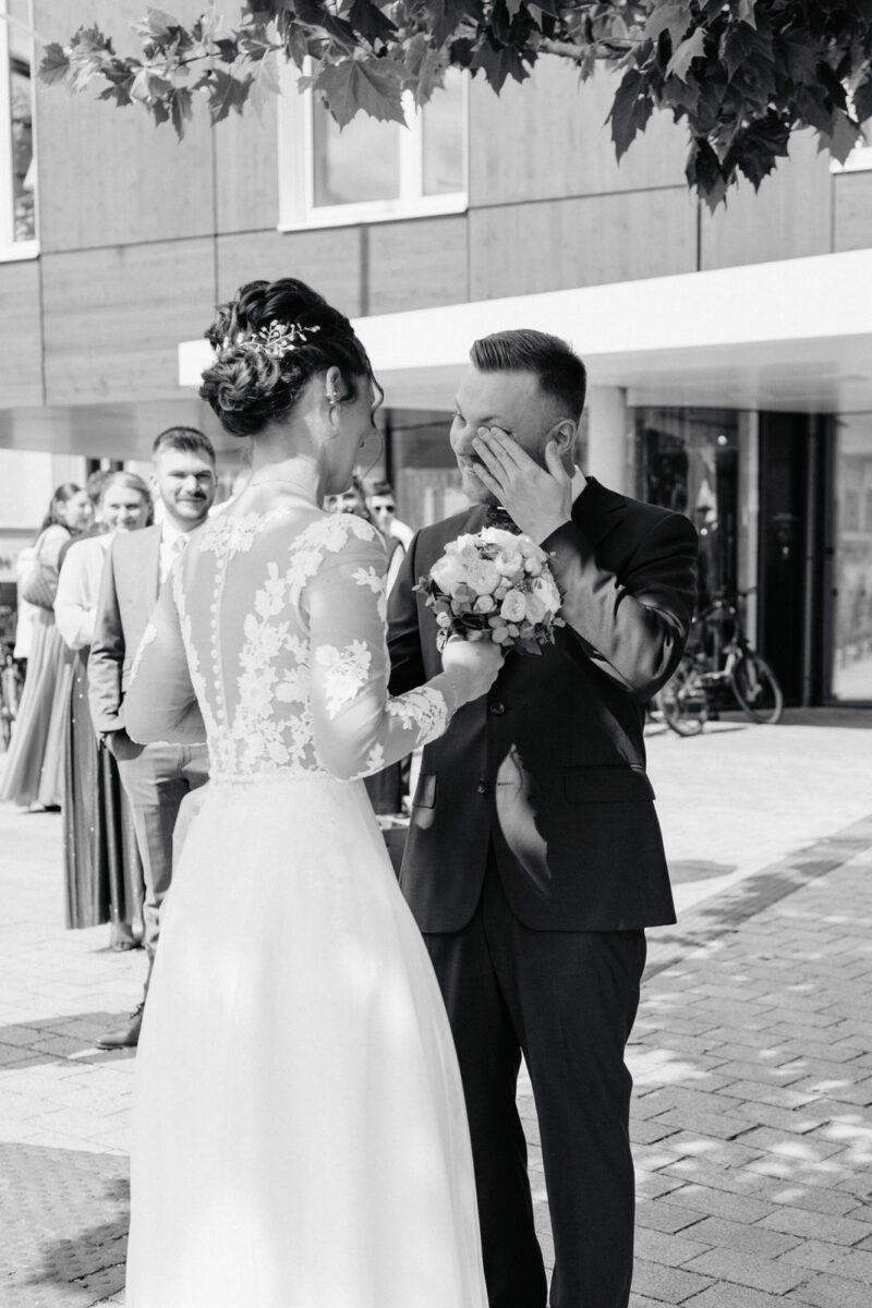 Das Brautpaar sieht sich zum ersten Mal am Marienplatz in Bad Aibling – Bräutigam weint vor Freude