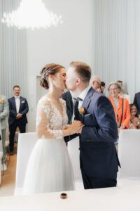 Erster Kuss als Ehepaar nach der standesamtlichen Trauung im Standesamt Bad Aibling