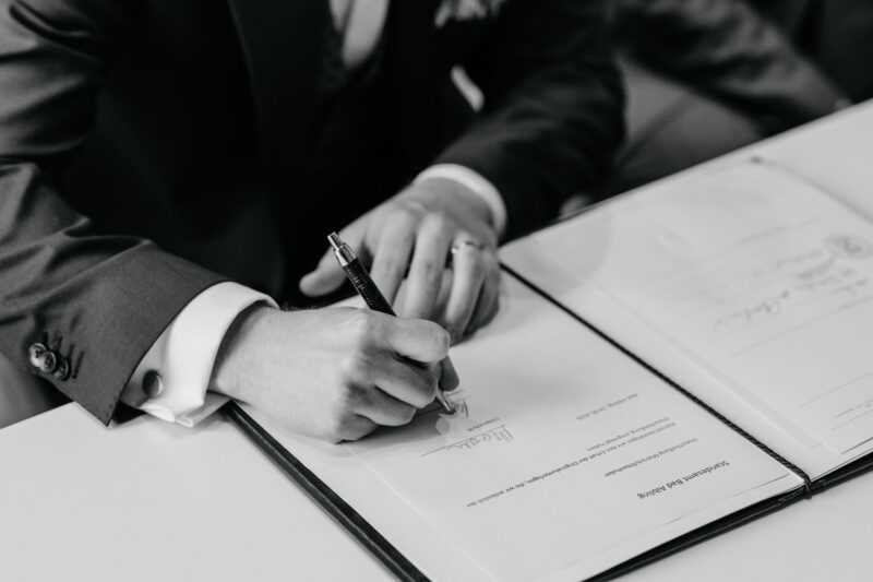 Nahaufnahme der Unterschrift des Bräutigams bei der standesamtlichen Trauung in Bad Aibling