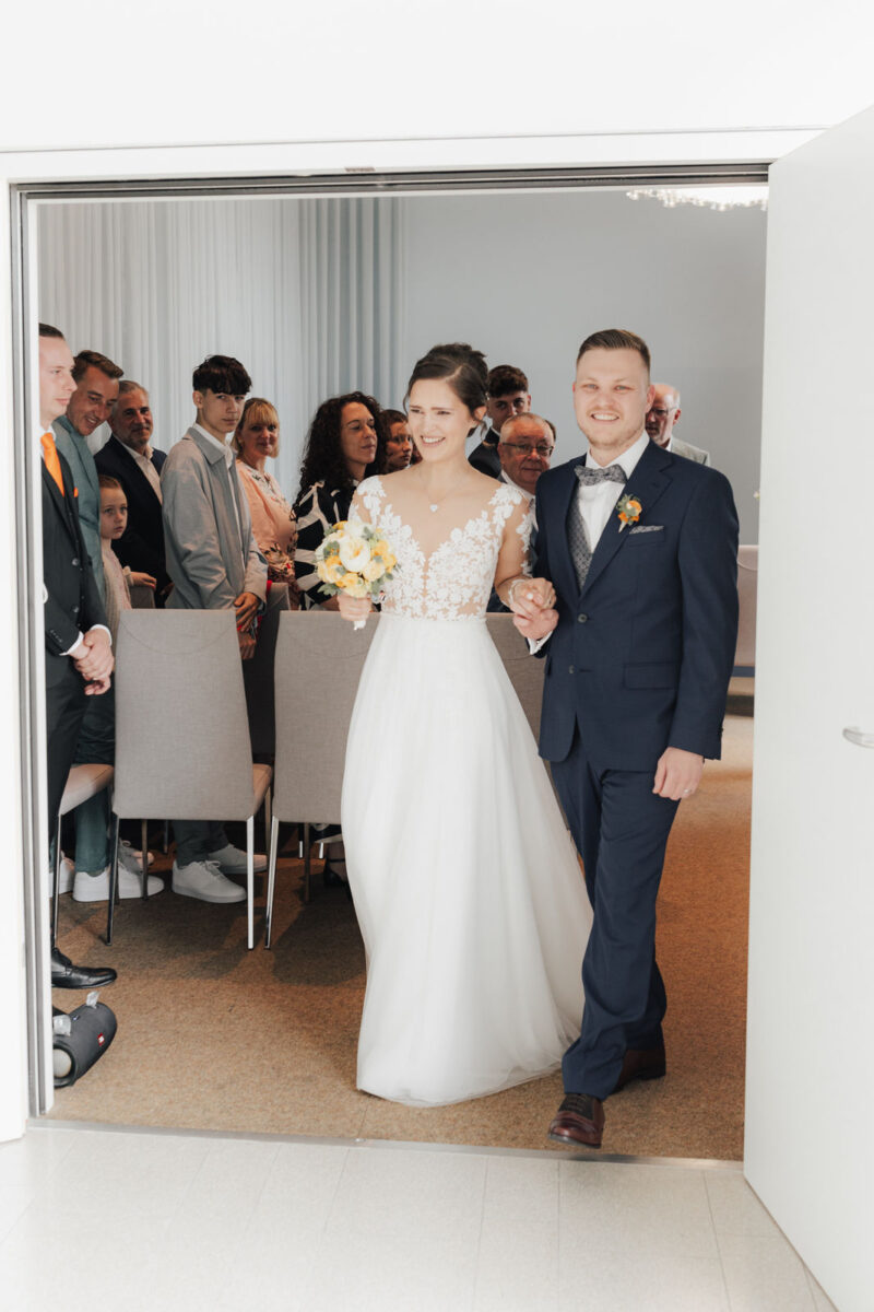 Das frisch vermählte Brautpaar verlässt gemeinsam den Trausaal des Standesamts Bad Aibling