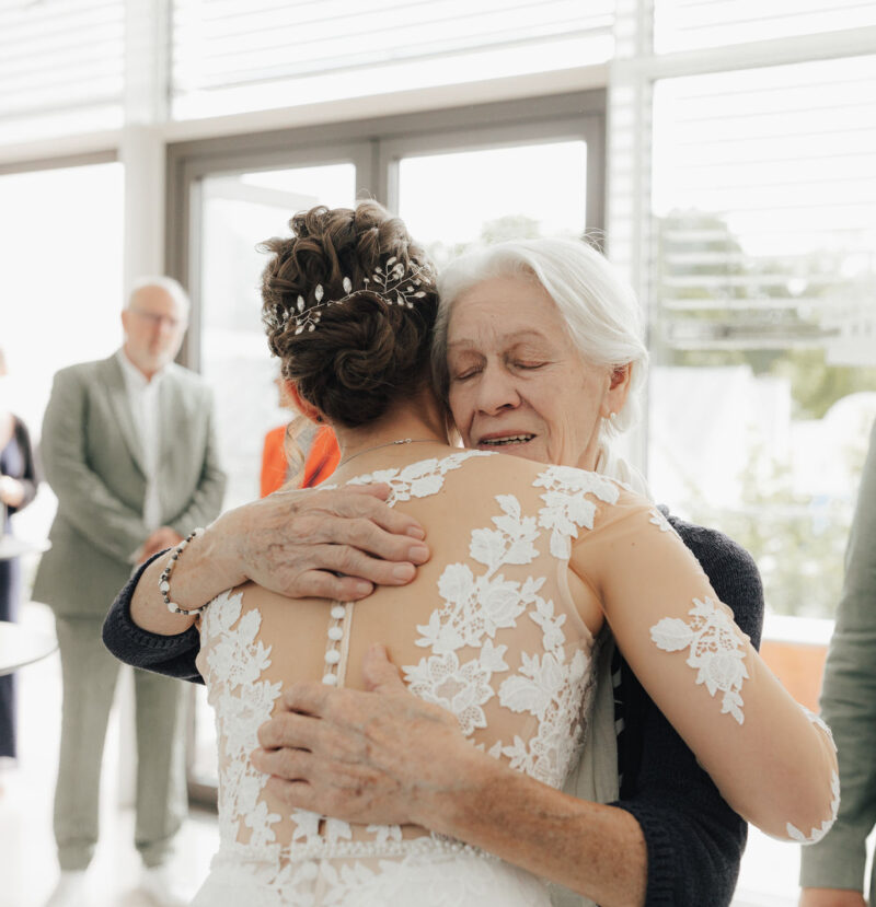 Die Oma gratuliert der Braut nach der standesamtlichen Trauung im Standesamt Bad Aibling